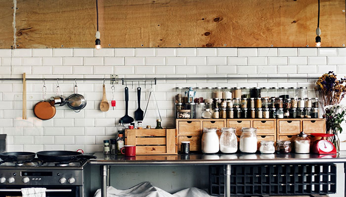 استفاده از انواع بانکه، شلف و قفسه برای منظم کردن فضای آشپزخانه شیک و مدرن