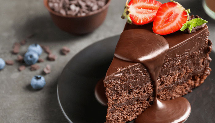 طرز تهیه کیک شکلاتی با کیک پز برقی در خانه با کمترین زمان